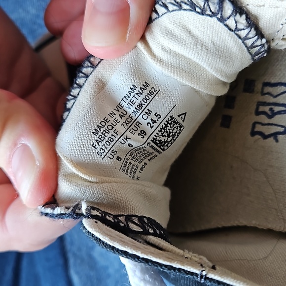 Womens size 8 Converse black shoes - Picture 2 of 4